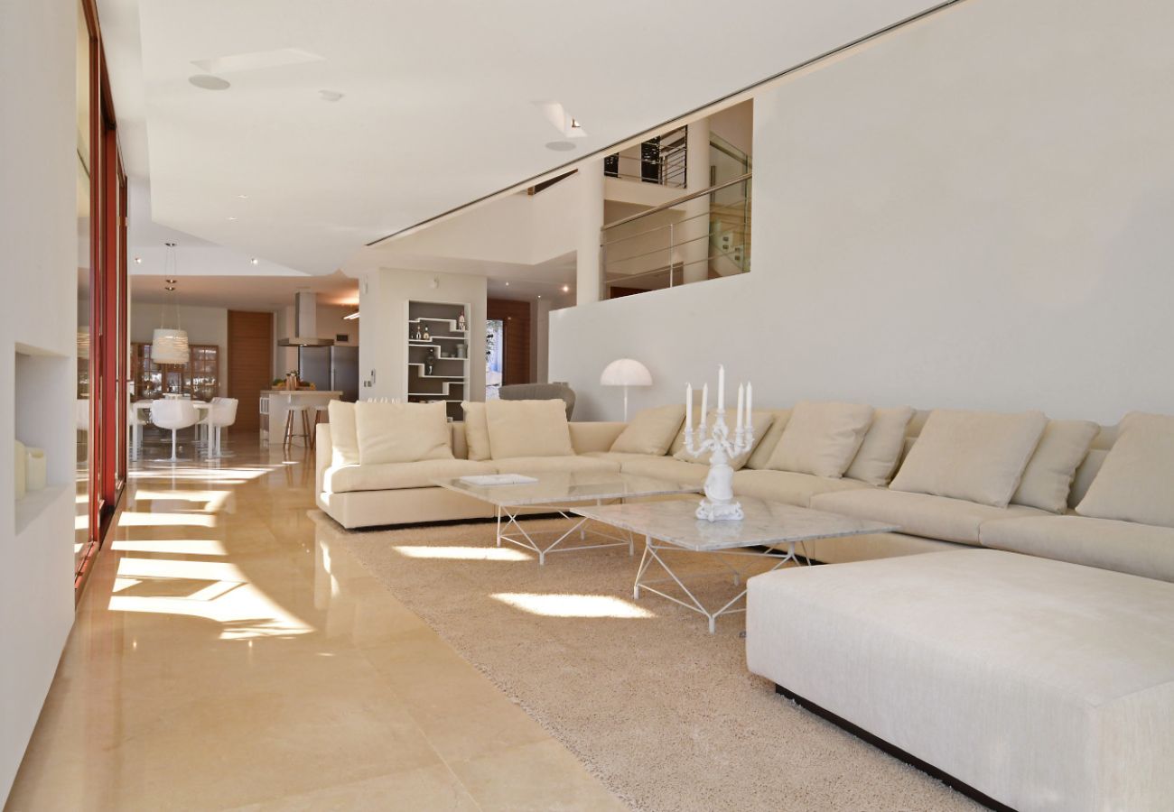Villa/Dettached house in Marbella - 7-Bedroom Designer Villa - Nueva Andalucía Golf