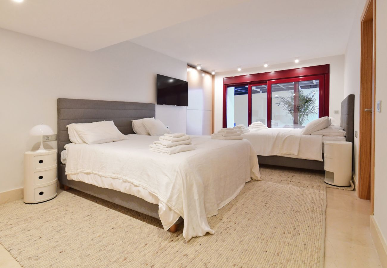 Villa/Dettached house in Marbella - 7-Bedroom Designer Villa - Nueva Andalucía Golf