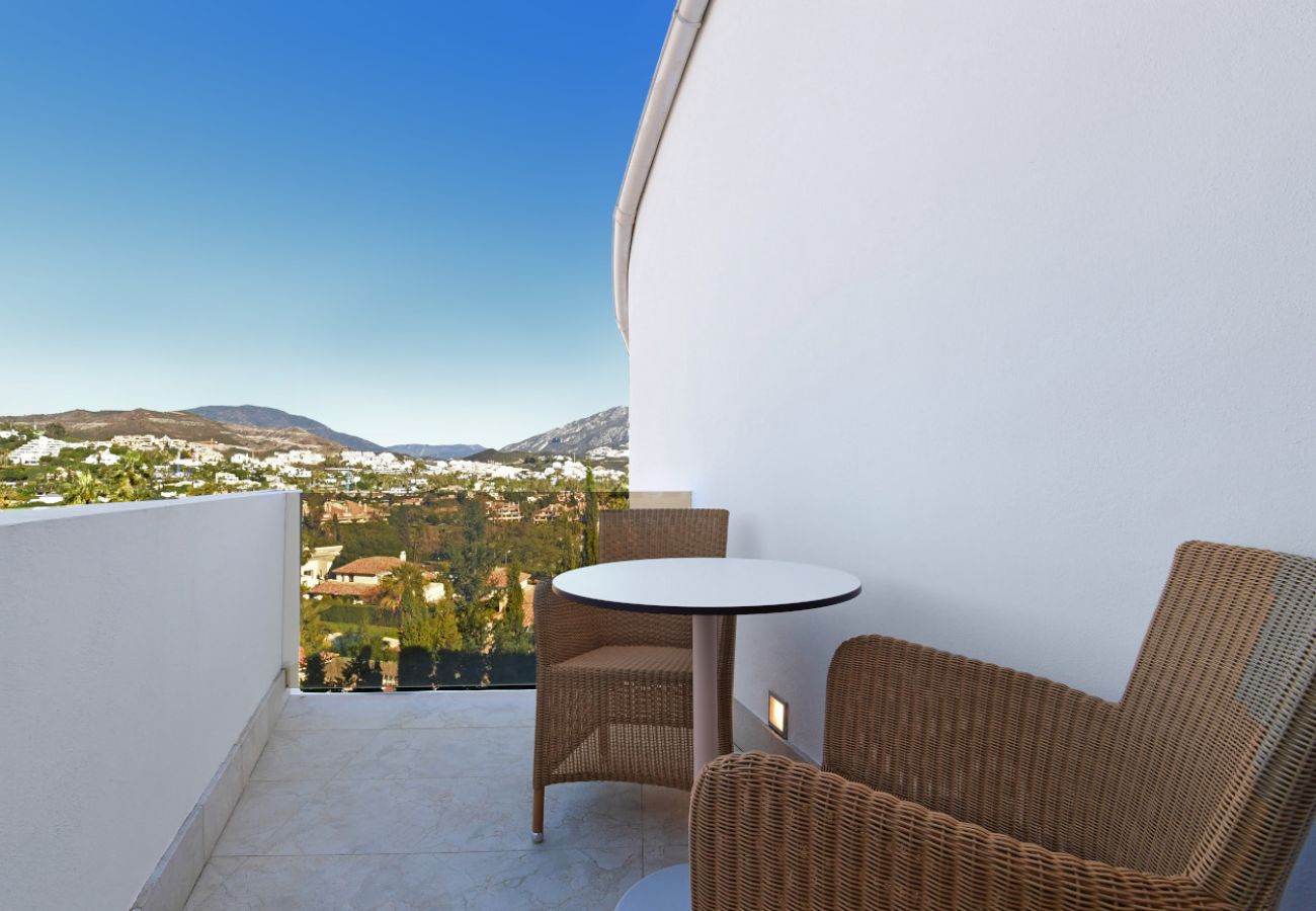Villa/Dettached house in Marbella - 7-Bedroom Designer Villa - Nueva Andalucía Golf