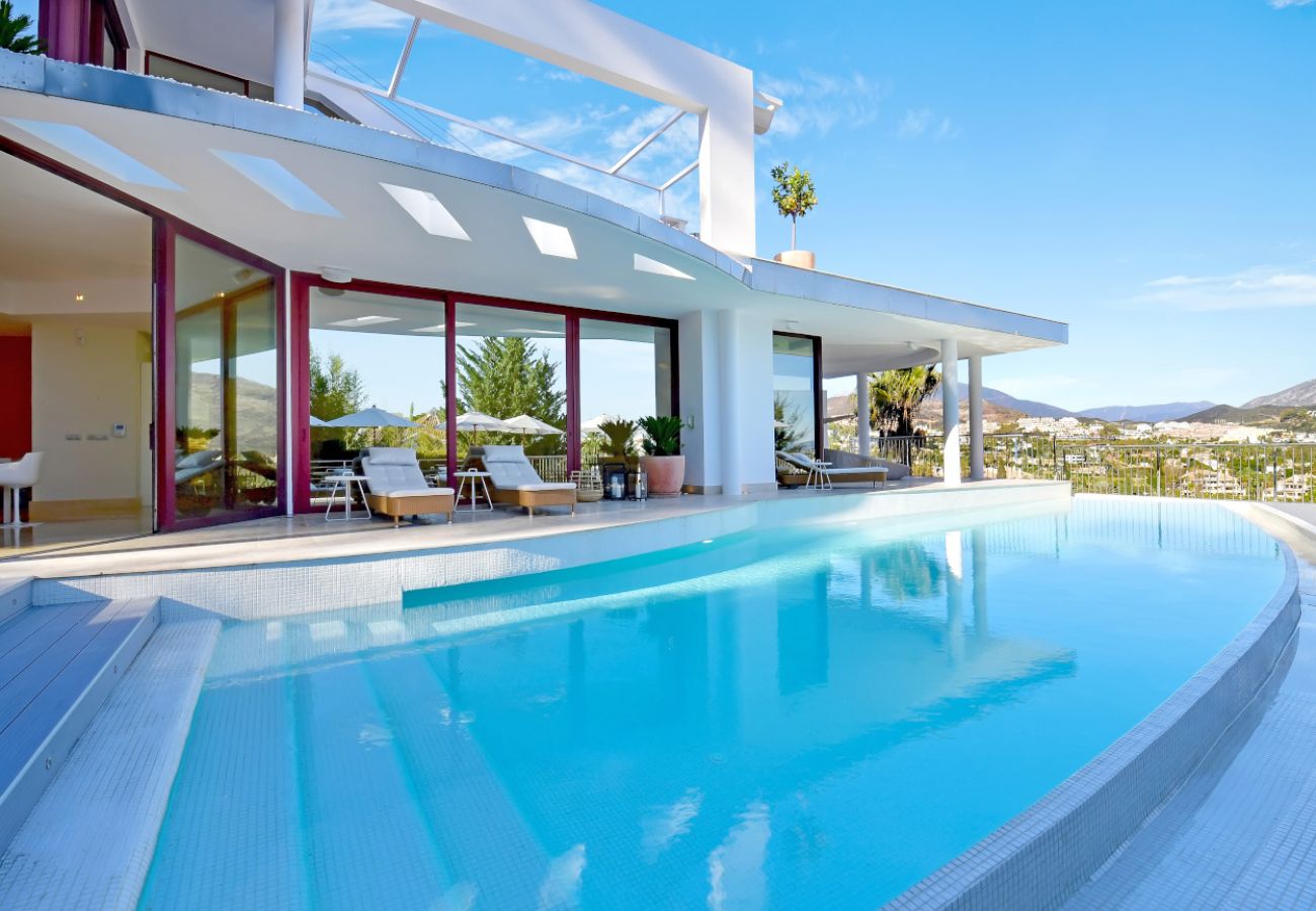 Villa/Dettached house in Marbella - 7-Bedroom Designer Villa - Nueva Andalucía Golf