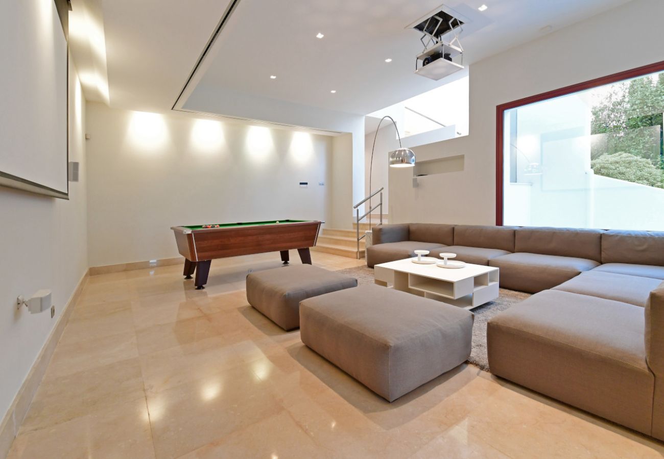 Villa/Dettached house in Marbella - 7-Bedroom Designer Villa - Nueva Andalucía Golf