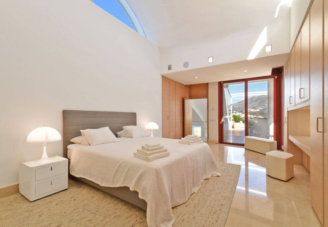Villa/Dettached house in Marbella - 7-Bedroom Designer Villa - Nueva Andalucía Golf