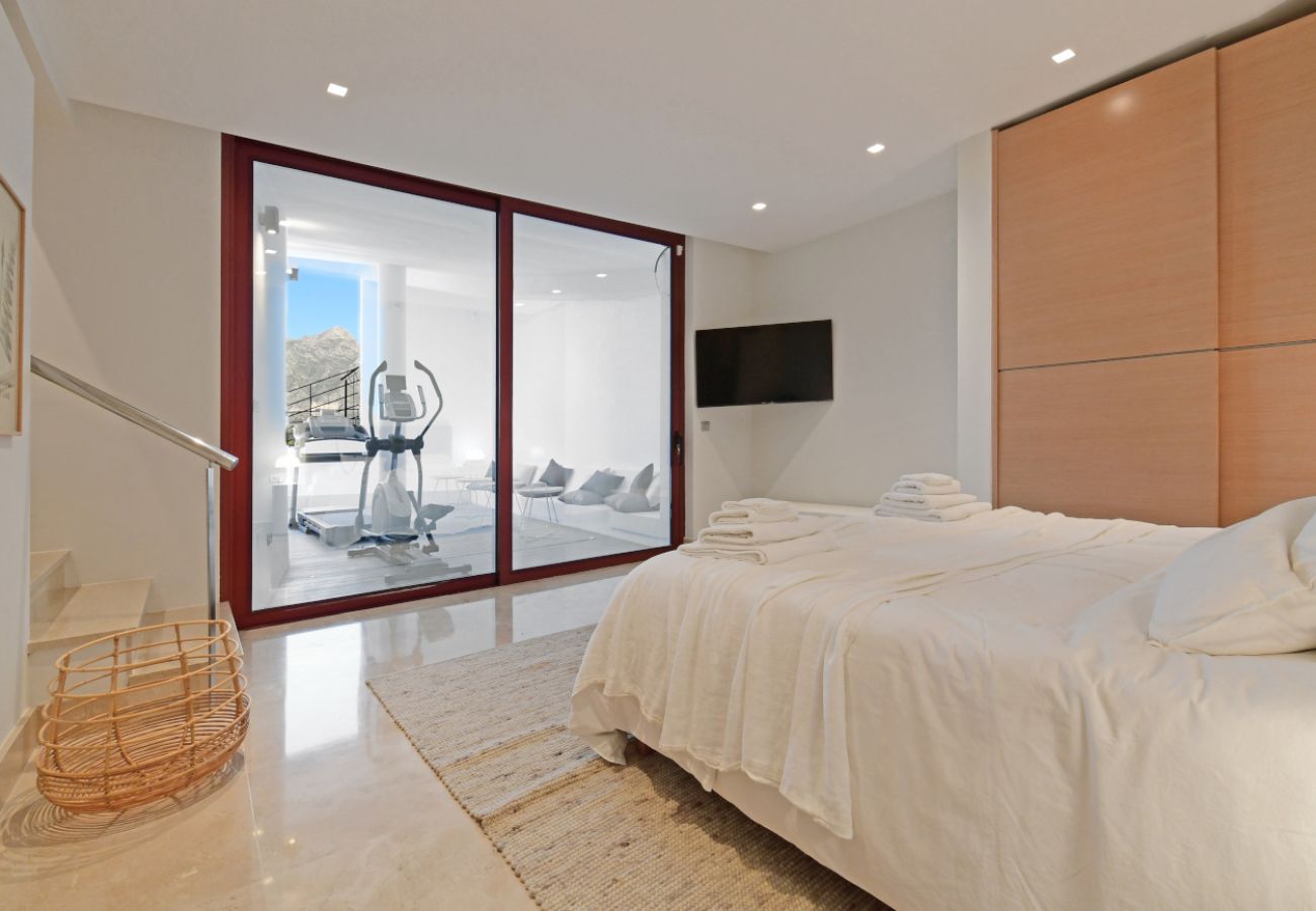 Villa/Dettached house in Marbella - 7-Bedroom Designer Villa - Nueva Andalucía Golf