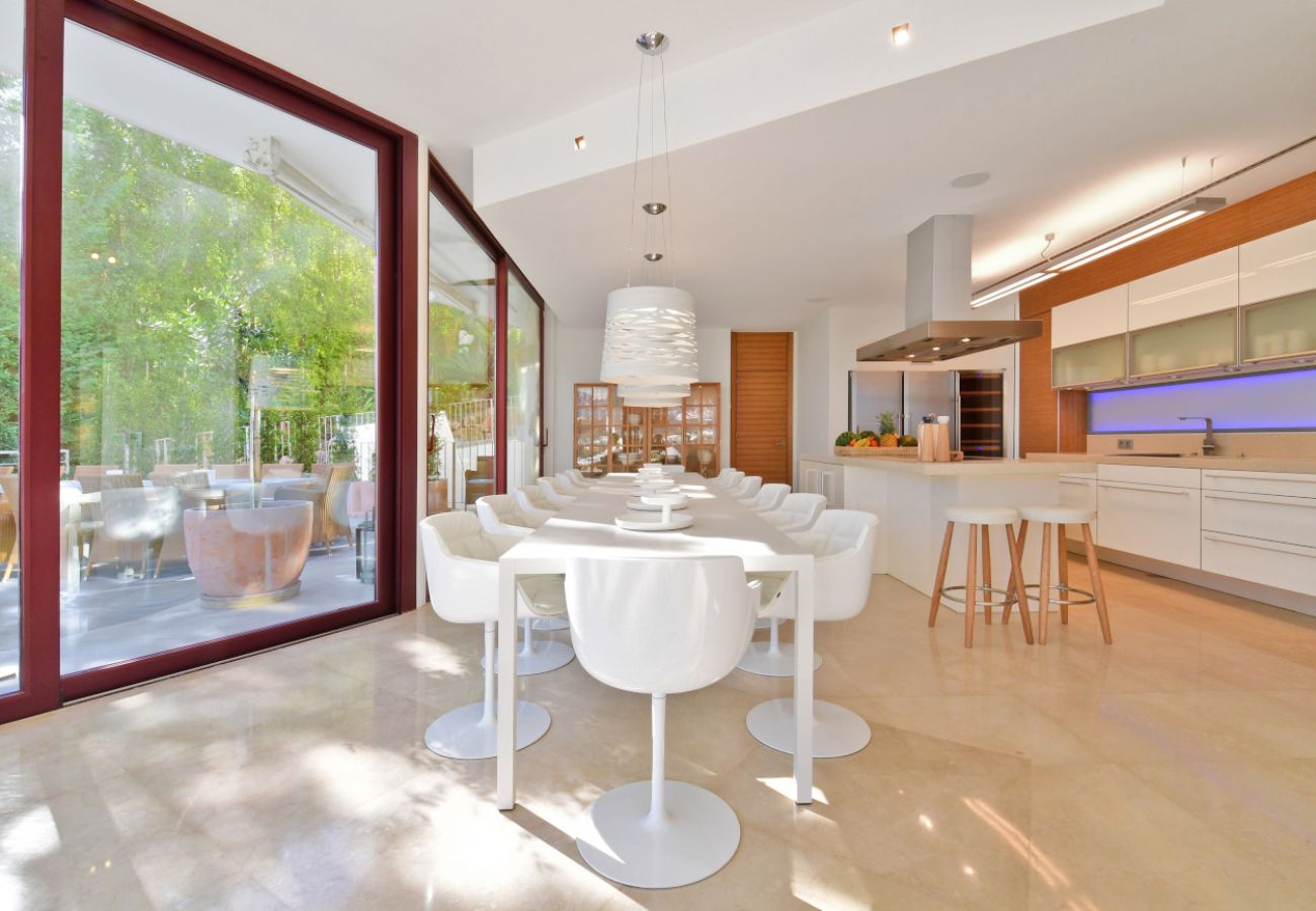 Villa/Dettached house in Marbella - 7-Bedroom Designer Villa - Nueva Andalucía Golf