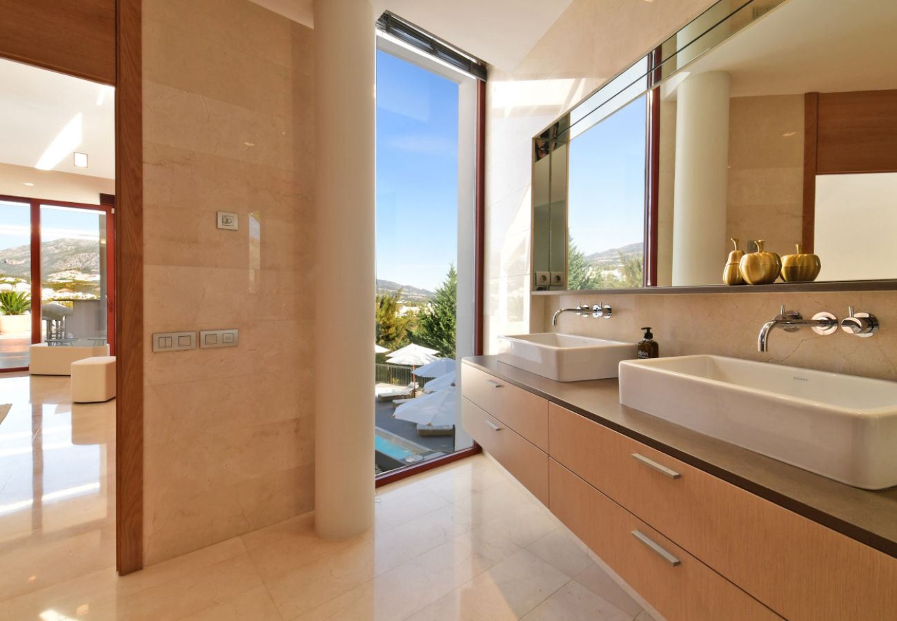 Villa/Dettached house in Marbella - 7-Bedroom Designer Villa - Nueva Andalucía Golf