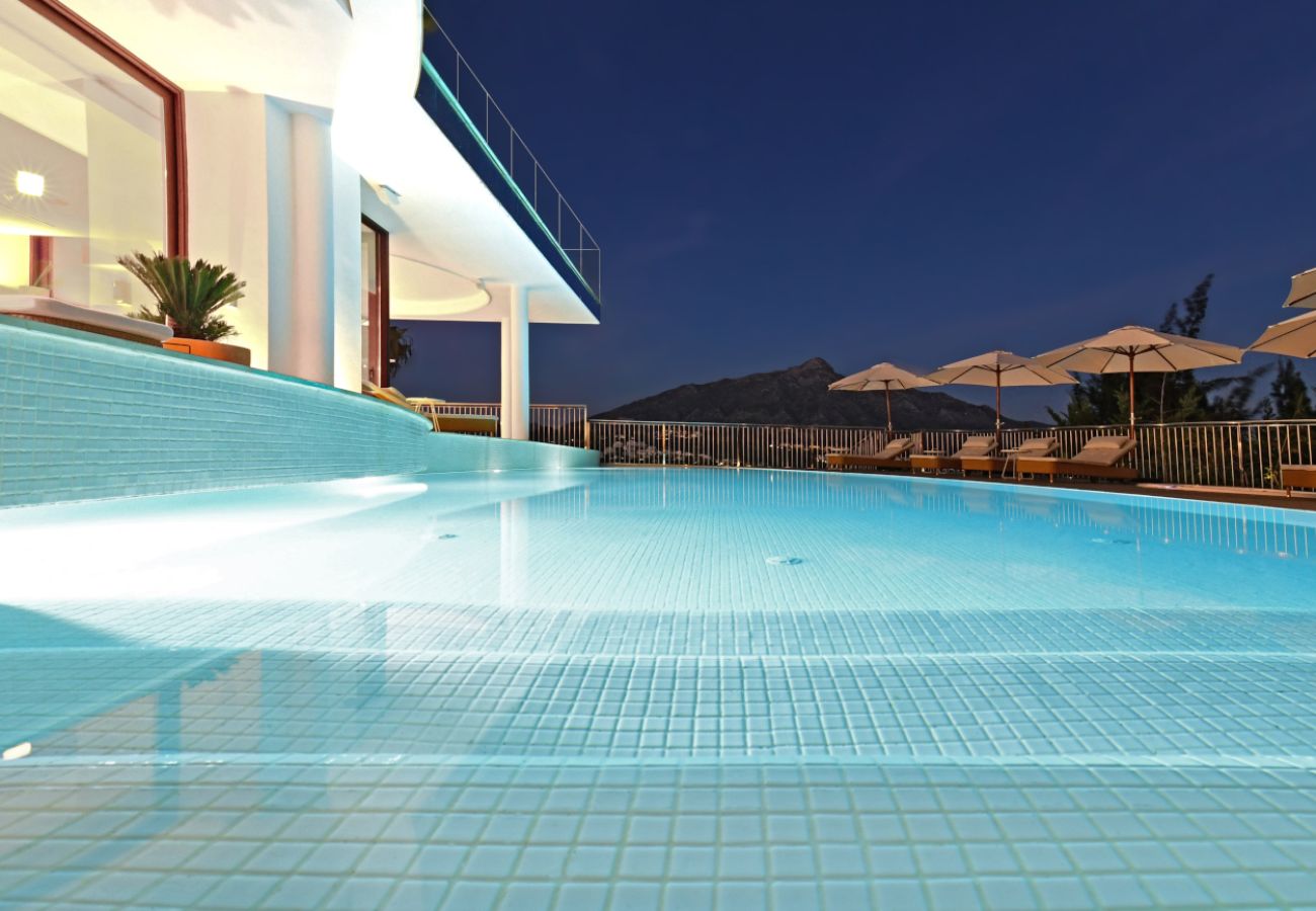 Villa/Dettached house in Marbella - 7-Bedroom Designer Villa - Nueva Andalucía Golf