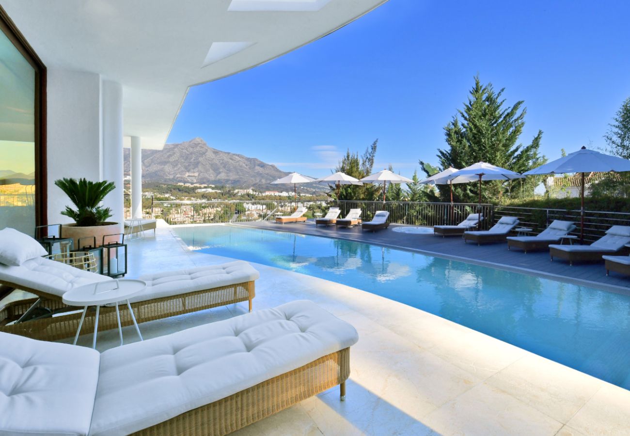 Villa/Dettached house in Marbella - 7-Bedroom Designer Villa - Nueva Andalucía Golf