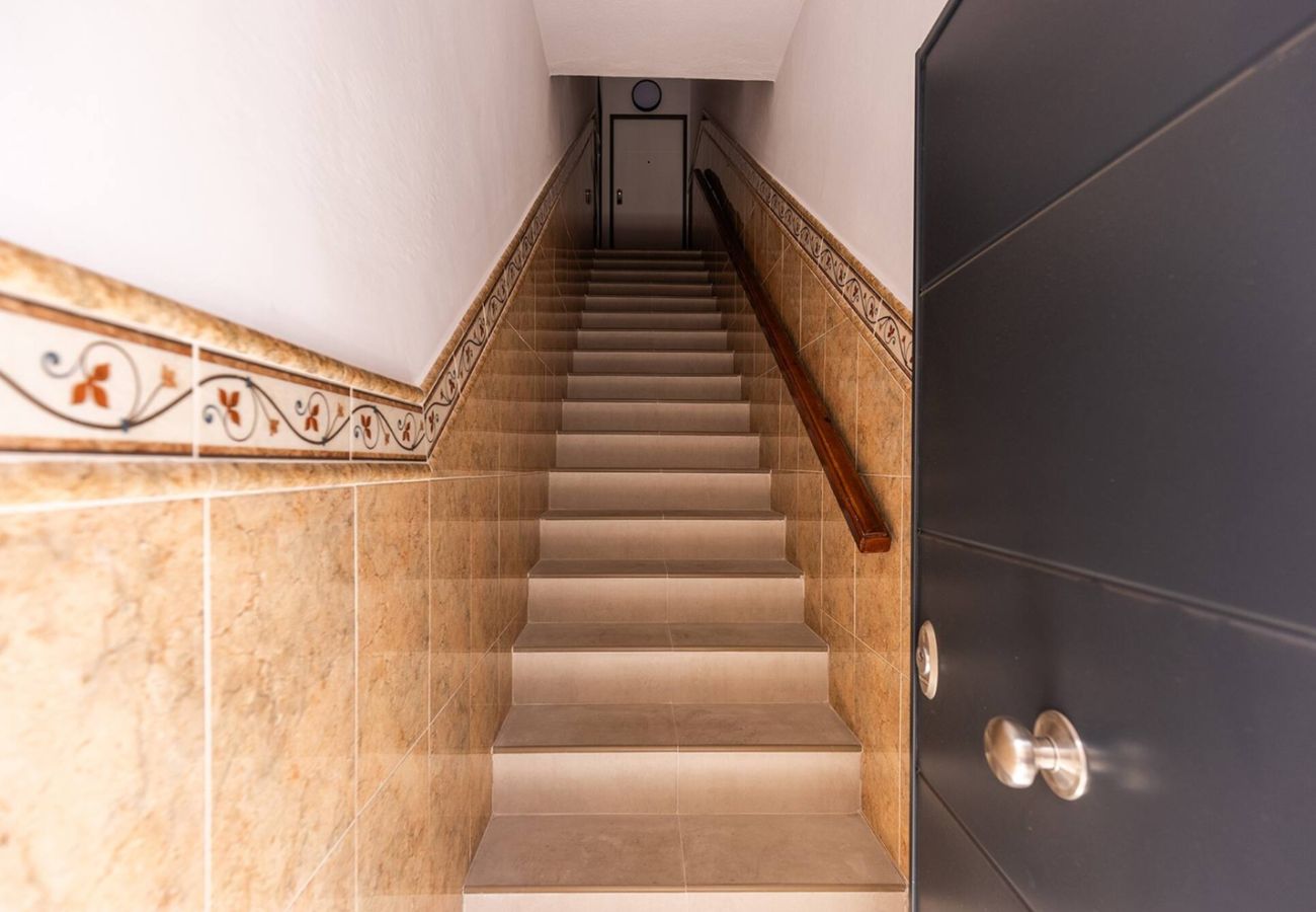 Apartment in Fuengirola - Fuengirola Beach Apartment – 2-Bed 1-Bath For Sale