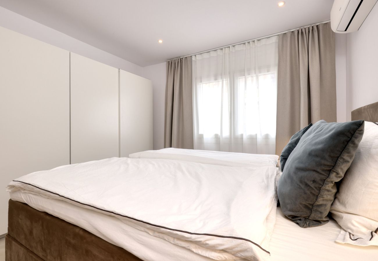 Apartment in Fuengirola - Fuengirola Beach Apartment – 2-Bed 1-Bath For Sale