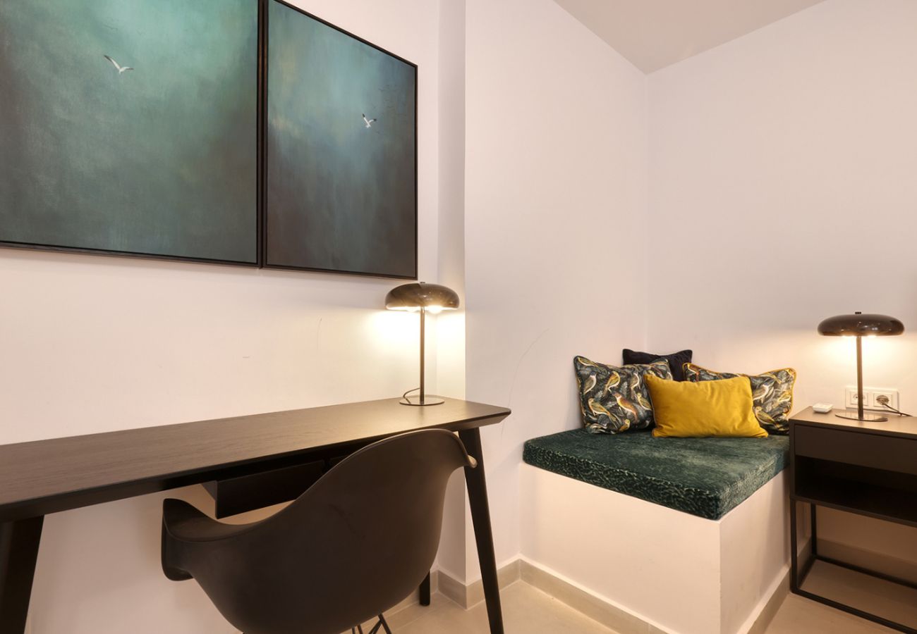 Apartment in Fuengirola - Fuengirola Beach Apartment – 2-Bed 1-Bath For Sale
