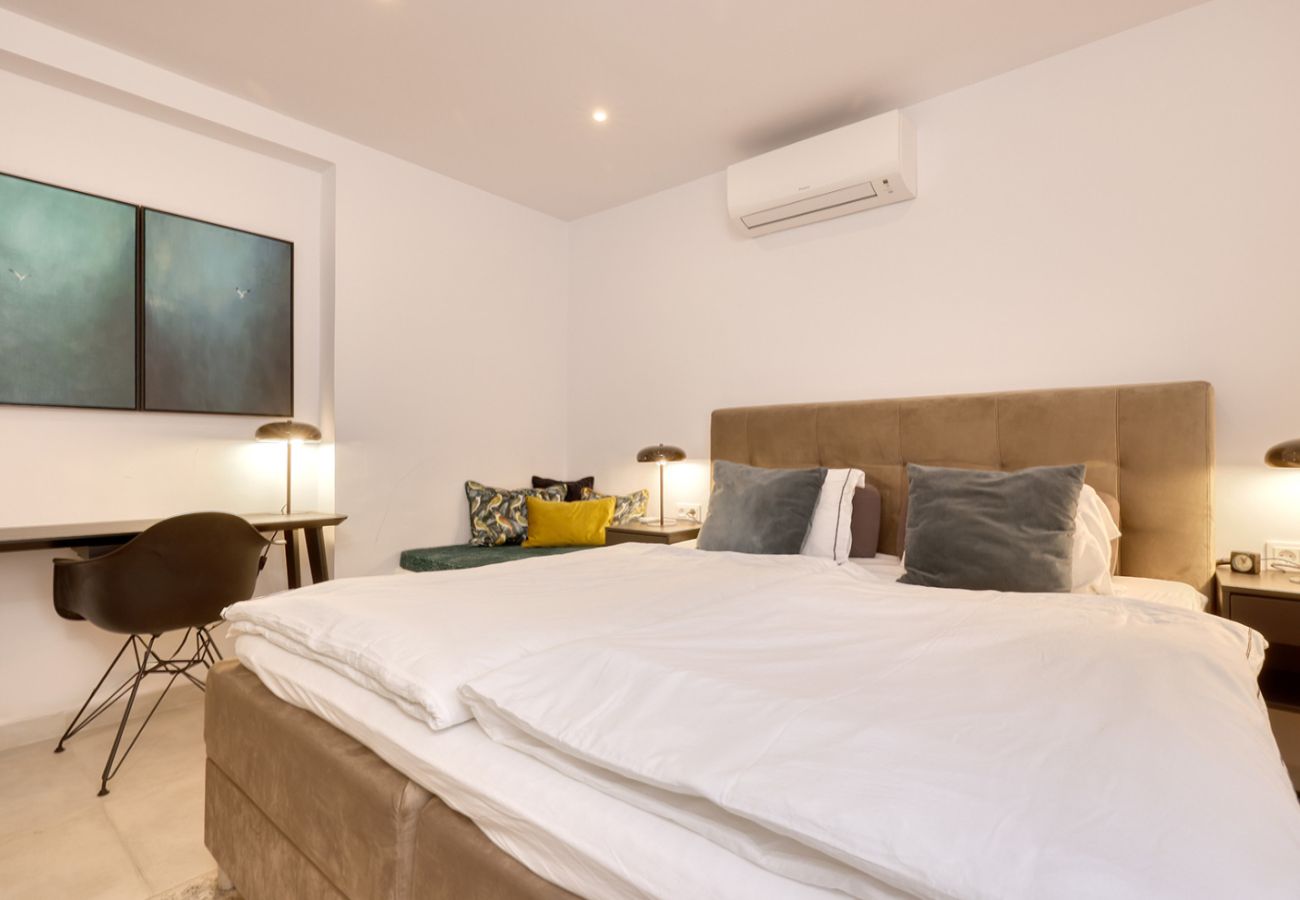 Apartment in Fuengirola - Fuengirola Beach Apartment – 2-Bed 1-Bath For Sale